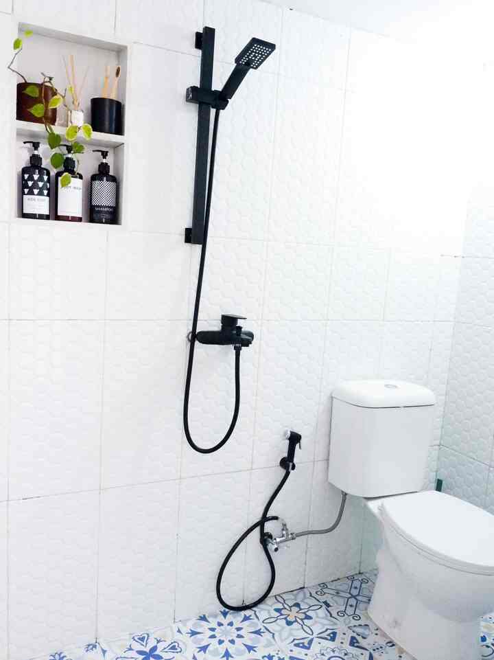 Kamar mandi rumah kami adalah tepat di bawah tangga, dengan ukuran 2X1.6m kamar mandi ini dindesign simpel, pada dinding kanar mandi di pasang keramik dengan tujuan agar tidak lembab mengingat posisi  bwah tangga( minim sirkulasi udara) Semoga kamar mandi mungil ini dapat menginspirasi rumah2 yg space nya kurang luas hehe
#kamarmandi #botolsabyn #balckshower #toiletinspo #designkamarmandi #bambootoohtbrush