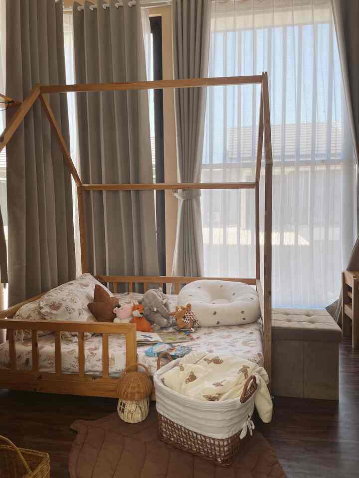 Merawat dan menyayangi buah hati salah satunya dengan memberikan tempat yang nyaman. Di ruangan ini kami dan buah hati menghabiskan waktu bersama, bercerita, berpelukan, dan saling melempar tawa. Di ruangan ini juga kami lebih sering menumpahkan kasih sayang ketika ia tertidur pulas, memandang wajahnya yang polos dan jujur membuat kami tak ingin beranjak disampingnya. 

#tempattiduranak 
#keranjangrotan 
#posteredukasianak
#spreianak 
#rakbukudinding
#storagelipat
#kamaranaklaki-laki 
#playroom
#rumahramahanak

