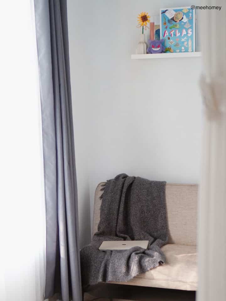 Kali ini adalah sudut rumah @meehomey yang merupakan Ruangan Bermain. Pada dasarnya ruangan ini diperuntukkan untuk kamar tamu. Hanya saja saat ini difungsikan sebagai area bermain anak. Karena usia anak sudah cukup besar, maka hanya ada beberapa hint yang menunjukkan bahwa ruangan tersebut adalah ruangan bermain. Pemilihan furnitur di ruangan tersebut pastinya harus aman dari anak-anak. 
Salah satu furnitur ramah anak di ruangan tersebut adalah papan tulis dan kursi anti “geledak” dari brand Informa. Papan tulis dengan bahan plastik sangat aman dan minim benturan terhadap anak. Sofa bed juga dipilih dengan tanpa tulangan yang menonjol. Sofa bed dapat juga digunakan untuk tidur siang. 
Karpet tentunya harus memiliki antislip dibagian bawahnya. Bulu-bulunya juga harus merupakan bulu-bulu halus yang dapat menahan benturan.
#PlayRoomAnak #KursiRamahAnak #RuangBermain