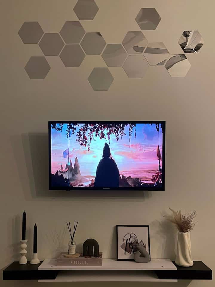 Transformasi tv area sejak awal ditinggali hingga saat ini. Perubahannya sedikit demi sedikit, dari awal polosan ditambah backdrop wpc lalu terakhir amblannya di ganti yang lebih proper. Kedepannya masih akan ada beberapa wishlist penambahan di beberapa sisi. Staytune terus ya tetangga. Terimakasih O! House telah membersamai bertumbuhnya rumah mungil kami. 🤎✨

#areatv #tvarea #backdroptv #paneldinding #panelwpc #floatingcabinet