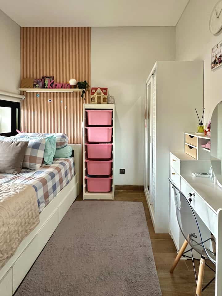 Pemilihan furniture ramah anak untuk dikamar anak biar lebih aman dan nyaman salah satu hal yang sangat penting buatku. Ini kamar anakku yang ukurannya terbatas hanya 2,5x2,8 m2 . 

Diruangan ini aku usahakan supaya semua kebutuhan anak mulai meja untuk belajar dan lemari pakaian bisa muat. 
Pemilihan furniturenya aku pilih warna terang supaya terkesan luas, dan bahannya tentu tidak berbahaya atau sudutnya tidak tajam.

Supaya lebih nyaman, aku tambahkan karpet empuk karena kadang anakku suka lesehan sambil baca buku atau bermain bersama adik dan keluarga.
#kamaranak
#kamarlahanterbatas
#ruanganak
#rumahramahanak
#mejabelajaranak
#wallpaperestetik
#wallpaperdinding
#warnacatrumah
#tempattiduranak
