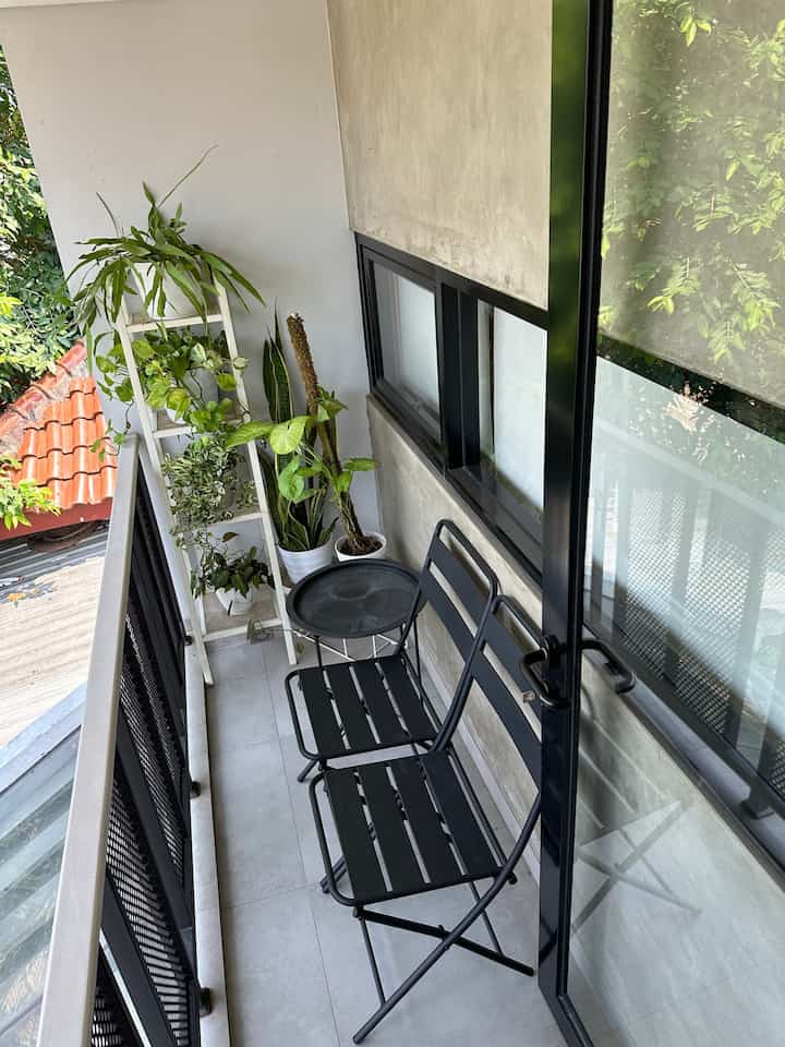 Bikin balkon nyaman meski setengah hari. Balkon yang hanya berukuran 1x3 meter bisa dibuat nyaman dan sejuk dengan menambahkan tanaman. Tambahkan 2 kursi dan meja agar Anda bisa duduk bersantai sambil minum teh atau kopi sore dan ngobrol dengan suami.
#balkon
#balkonrumah
#balkon 
#industri modern
#industri
#ruangan sempit
#tanah terbatas
#rumahlahanterbatas
#dekorasi rumah
#gaya rumah
#dekorasi rumah