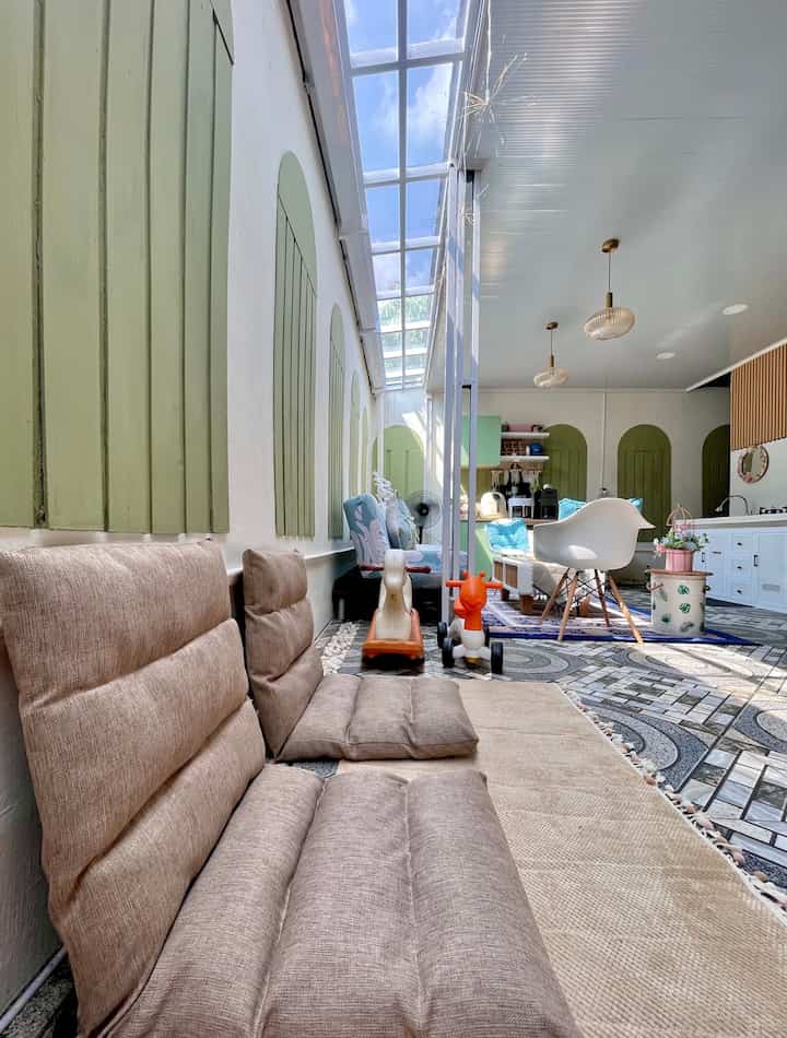 Salah satu kebiasaan anak saat bermain adalah duduk lesehan karena dengan begitu mereka bisa bergerak leluasa. Berikut kids corner yang aku sediakan untuk anak-anakku bermain di dalam rumah. Di sini selain meletakan beberapa mainan anak, aku juga meletakkan rugs dan sofa tatami yang soft and warm dengan warna-warna yang senada dengan wall features. Tidak hanya agar anak-anak nyaman bermain tetapi juga agar tetap menjaga estetika ruangan. Biasanya mereka akan bermain di sini pada pagi hari sambil menemani aku memasak atau berolahraga. Di sini anak-anak juga bisa mendapatkan cahaya matahari pagi yang cukup dari skylight di atasnya. #PlayRoomAnak #RuangBermainAnak #TatamiSofa #PlayMateEstetik #Skylight #OpenSpaceRoom #TreadmillManual #MainanAnak #LantaiTekstur #mdf #lampuhias #RumahRamahAnak