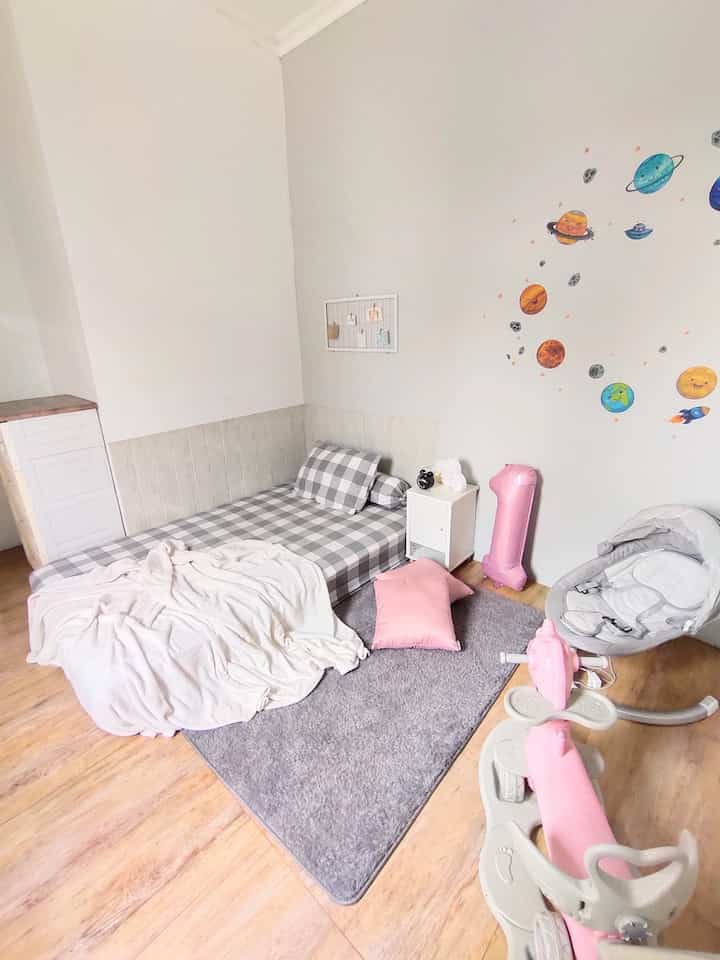 ✨ Kamar Anak Ramah Anak ✨

Kamar anak di rumah ini sengaja belum memakai dipan, karena dirasa belum perlu dan supaya anak-anak lebih aman jika (naudzubillah) terjatuh ketika tertidur atau bermain di atas kasur.
Kasur yang kami gunakan adalah kasur springbed dalam box yang cukup empuk supaya anak-anak nyaman dan mudah kami bawa ke lantai atas karena tangga di rumah ini tidak terlalu lebar, kemudian dilengkapi dengan selimut bulu yang tidak terlalu tebal supaya meminimalisir kemungkinan SIDS, yang bisa disebabkan oleh boneka atau selimut yang terlalu tebal. Tembok bagian pojok kasur kami tempelkan wallfoam untuk meredam benturan pada anak.
Untuk material granit lantai aku juga menggunakan granit yang tidak glossy, supaya tidak licin.
Kami sengaja menggunakan lemari plastik di kamar ini supaya lebih aman untuk anak-anak dan mengantisipasi adanya kemungkinan lembab dan rayap, tapi kami tetap memilih lemari yang sesuai tema dengan warna putih supaya lebih clean dan aesthetic.
Mainan dan perlengkapan anakpun kami memilih yang aman untuk anak tetapi untuk warna tetap harus sesuai tema supaya anak tetap senang dengan barang berwarna tapi kamar tetap terlihat rapih dan cantik.
Cat putih di kamar ini sengaja memakai yang glossy, supaya lebih mudah dibersihkan ketika anak mencoret tembok, walaupun sedari dini aku sudah mengajarkan mereka untuk menulis di kertas.
Kamar anak ramah anak tapi tetap cantik? Bisa banget dooonggg~~

#RumahRamahAnak
#KamarAnak
#LemariAnak
#MainanAnak
#KidsBedroom
#BabySwing
#WallfoamSticker
#SelimutAnak
#KasurAnak
#WallpaperEstetik
#WallpaperDinding