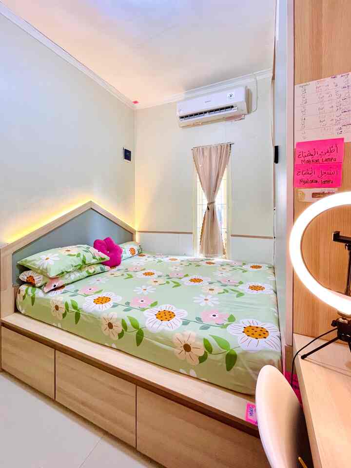 Konsep kamar anak dengan tema tatami bed ini menjadi solusi terbaik bagi kami yang memiliki space terbatas. Selain memiliki banyak storage di bawah dipan dan lemarinya, design tatami bed juga bisa memberikan kesan rapi dan nyaman bagi anak. Namun yang terpenting bagi kami adalah bagaimana design kamar anak itu bisa bertahan hingga mereka dewasa kelak karena harus mengganti furniture berulang-ulang sangatlah melelahkan dan juga mengeluarkan banyak biaya 🙃 #TatamiBed #JapandiBes #KidsBedroom #KamarAnakPerempuan #LinglastingDesign #penyimpananterorganisir #SmallSpace #SmallRoomDesign