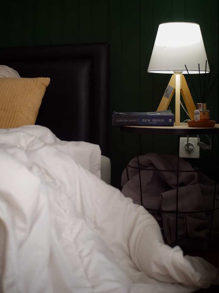 Dekorasi kamar simple tapi bikin suasana kamar nyaman

Karna di kamar tidur area yang sangat privecy , dan kami ingin meciptakan suasana yang nyampan tapi sangat simple.
Beberapa refrensi dekorasi simple yang bisa bikin kamar simple tapi bisa buat mood kamar jadi nyaman 

📍Kami menggunakan wall batten sebagai dekorasi dinding

📍Meja kecil sebagai dekorasi sudut

📍Lampu tidur yang simple tapi sangat menarik

📍Pilihan warna sprei dan selimut yang senada juga dapat memberi kesan simplen dan menawan

#dekorasikamar
#dekorasisimple
#kamarestetik
#inspirasikamar
#segehouse