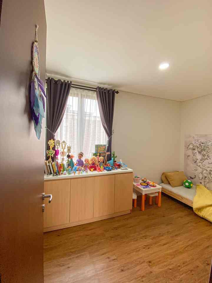Ini adalah area dirumah kami yang sangat colorfull namun tetap disesuaikan dengan konsep yang ada

Kami membuat area kamar ini se nyaman mungkin untuk kegiatan 2 anak kami dirumah , yang biasa menghabiskan waktunya dirumah untuk bermain

Pemilihan tempat tidur rangkap kami pilih untuk menyesuaikan kebutuhan kedepan nya untuk sekarang kami pasang satu ranjang.

Membuat kamar anak lebih nyaman bisa membuat anak semakin betah dirumah dan kita juga nyaman untuk menemani nya saat bermain 

Dan untuk area dinding kami hanya memberi wall decor di satu sisi dinding dan untuk keseluran warna dinding mengikuti warna rumah yah ada

#kamaranak
#mainananak
#inspirasikamaranak
#rumahramahanak
#segehouse
#wallpaperdinding
#tempattiduranak
