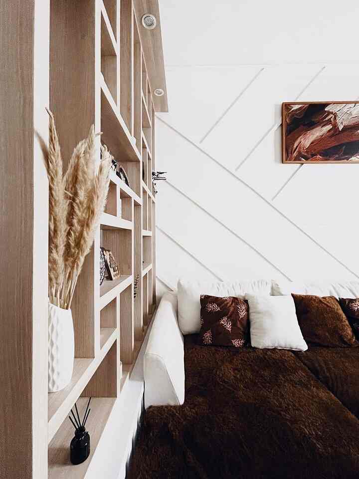 Caraku mewujudkan rumah yang kids friendly yaitu dengan menciptakan suasana rumah yang nyaman. Salah satunya di area living room ini kami custom sofa bed dengan size yg lumayan besar dengan panjang 2,75 meter menggunakan material linen. 

Memilih sofa dengan material linen adalah pilihan yang tepat menurut kami karena bahan ini memiliki sirkulasi udara yang baik sehingga menjaga sofa tetap sejuk saat cuaca panas. Hal ini agar anak bisa bermain, bersantai atau tiduran sambil menonton dengan nyaman. 

#sofalinenminimalis
#linenmaterial
#wallmouldingestetik
#rumahramahanak
#interiorkidsfriendly