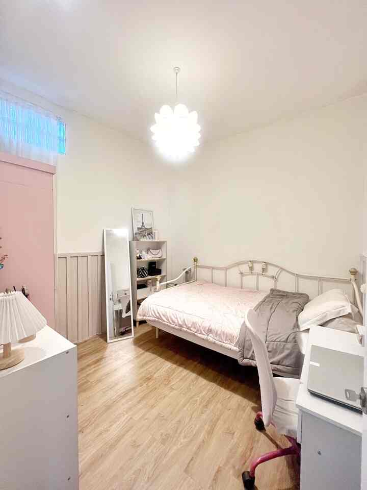 Mampir yuk ke Besties ke kamar tidurnya Bie Kanzha . Bie sukanya warna putih dan ada sedikit Pink nya . Agar ruangan terasa nyaman untuk Bie aku gunakan furniture yang sesuai dengan kebutuhan nya, sehingga tidak terlihat sempit . 
Material ramah yang aku gunakan yaitu lantai vinyik yang ga lici sehingga membuat anak jd aman juga cat tembok yang tdk ada bahan kimia sehingga udara jg aman untuk anak .
Sedikit tips dari aku untuk kamar anak
Menjadi aman yaitu gunakan furniture yang aman untuk anak, cat yang aman untuk anak serta lighting yang aman untuk penglihatab anak . 

#kamaranak 
#kamar 
#rumahramahanak #kamaranaksehat #mejabelajaranak #lantaikamaranak #pantaivinyl