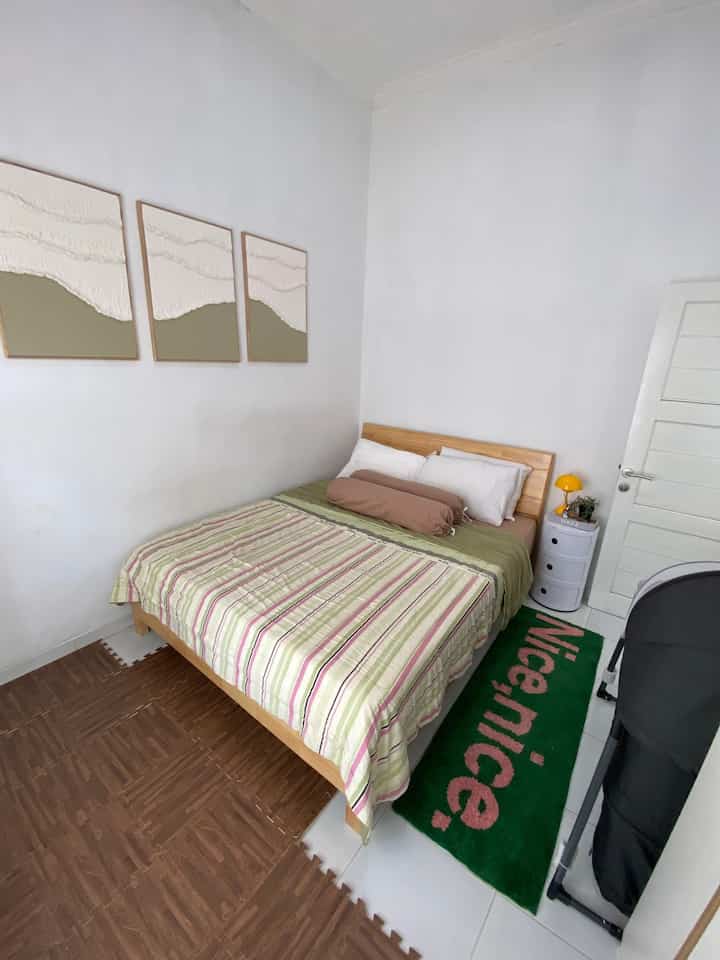 Hi hi 👋🏻

Inspirasi master bedroom yg ramah anak 💕

Jadi di rumah sewaan ini hanya ada satu kamar aja, mau gak mau semuanya tidur di kamar ini, solusinya :

1. Pemilihan dipan/lemari yg sesuai dengan ukuran kamar
2. Pilih Furniture yg ramah anak (design ujungnya membulat)
3. Jangan lupa sentuhan wall art / lampu tidur /tanaman hias biar cantik kamarnya 

Di area dekat jendela dikasih karpet/matrass evamatt supaya bisa di taruh kasur lipat/ jadi area main anak 

Semoga bisa menginspirasi yaa! 
#rumahramahanak
#kamarramahanak
#inspirasikamar
#dipanramahanak
#rekomendasibabycrib
#karpetevamat
#kidsfriendlybedroom
#furnitureramahanak




