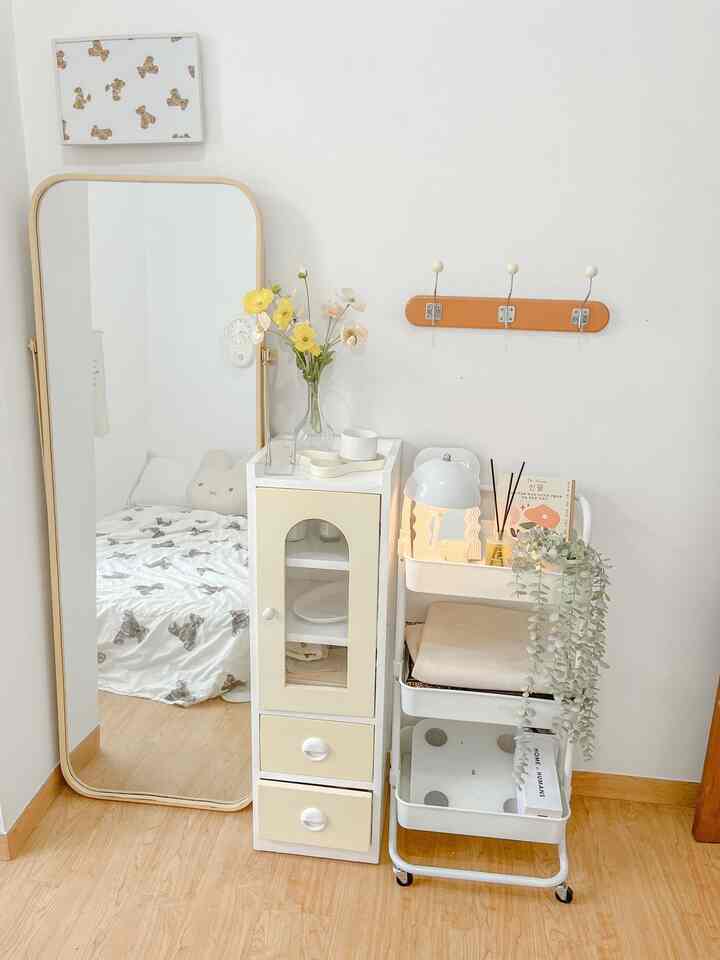 Menggunakan kaca besar di ruang sempit, membuat ilusi luas 💕

#kamaraesthetic #mejamakan #lacikayu #koreanroomstyle #koreanroom