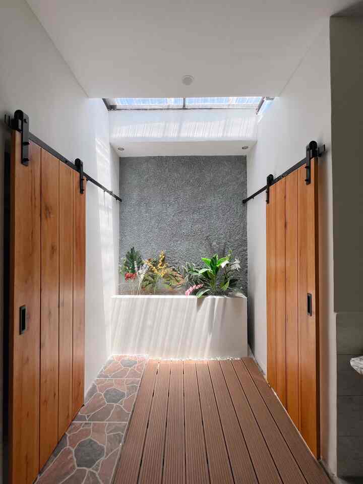 Ruangan ini adalah taman Indoor yang kami buat saat renovasi rumah. Agar lebih nyaman dan aman untuk anak, kami pilih WPC decking sebagai alas untuk lantainya. Juga biar terkesan lebih warm. Sengaja tidak kami isi dengan keramik, agar menjadi identitas di rumah ini. Biasanya mereka main disini sore menjelang malam atau pagi menuju siang.
#PlayRoomAnak #MejaBelajarAnak #MainanAnak #RumahRamahAnak