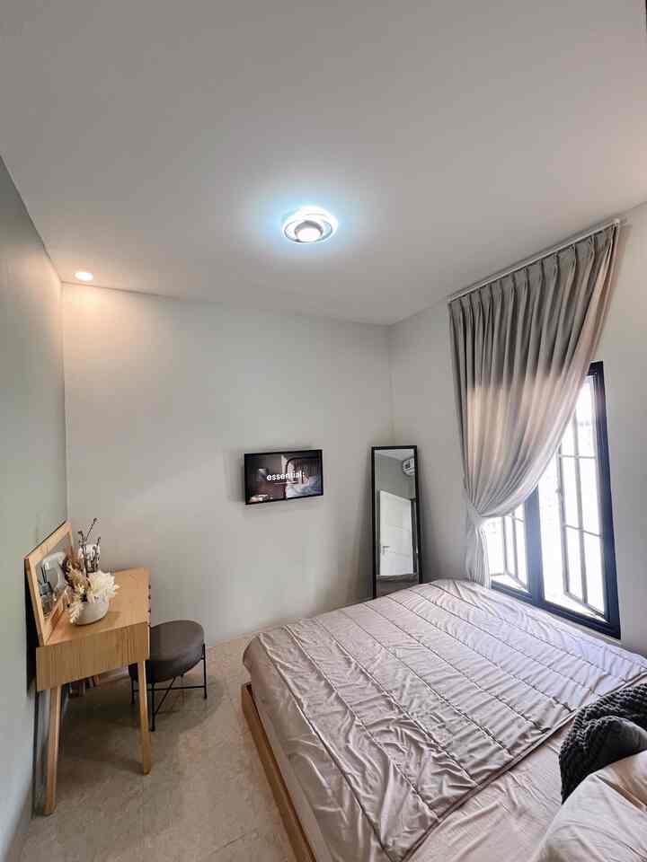 Ini adalah kamar tidur kami yang sangat minimalis. Di dalam ruangan ini hanya ada kasur, meja rias, cermin dan TV. Saya sengaja tidak meletakkan lemari pakaian menghindari agar tidak terjadi keributan perkara naruh handuk di basah di kasur 😅

#KamarTidur
#KamarMinimalis
#MasterBedRoom
#kamarkecil 
#kamartiduryangnyaman 