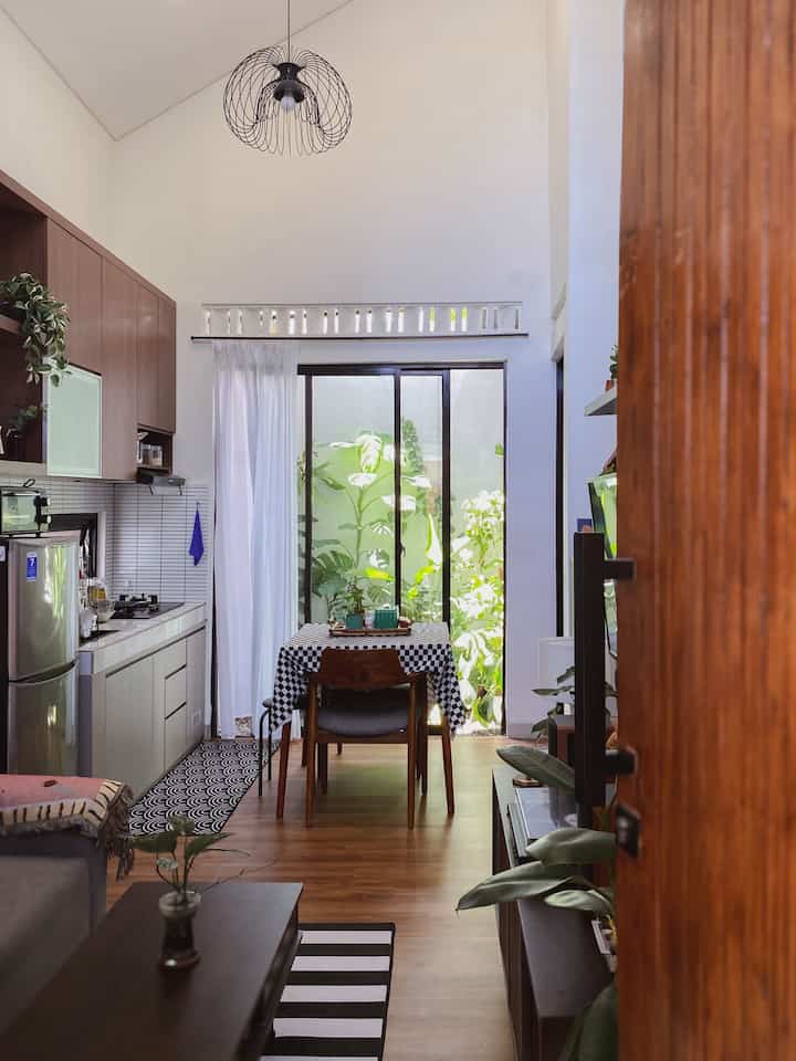 Versi nyamanku? Yaitu ruangan yang terang, tanpa bantuan lampu di siang hari. Aku merasa rumah yang terang bisa membuat mood ku bagus dirumah.  Aku menggunakan pintu aluminium sliding di beberapa area sebagai penunjang pencahayaan alami dirumah dan memanfaatkan view tanaman yang ada diluar. Untuk material lain yang aku gunakan adalah lantai vinyl dengan warna yang warm. Ini membuat rumah menjadi lebih homey. 

Dan aku menggunakan material roster sebagai pengganti boven agar rumah tetap ada penghawaan silang. Kalau takut ada nyamuk, pada bagian roster bisa diberi kasa nyamuk yaa! Kalau versi nyamanmu apa? 🤗

#MejaMakan #RuangKeluarga #RuangMakan #LantaiVinyl #MaterialEstetik #RumahNyaman #tinyhouse #36m2 #rumahmungil #rumahtipe36 #Modern 