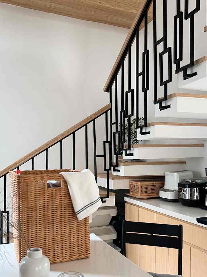 Satu Material Bisa Dipake Dimana Aja.

Aku mau share satu material yang bisa dipakai dimana aja (kecuali outdoor) dan bisa dipasang di furniture juga, Kertasive.

Jadi, kertasive ini adalah PVC Interior Film yang bisa dipakai furniture apa saja asal furniture tsb rata dan tidak lembab. Pengaplikasian Kertasive ini aku pakai untuk lapisan wood beam dan juga tangga kami. Karena kami mau 1 tone warna, kami memilih kertasive dengan warna Classica Oak.

Alhamdulillah wishlist kami untuk dapur ini terpenuhi, yaitu pemasangan woodbeam. Untuk woodbeamnya sendiri aku pakai papan pvc 3mm dan dilapisi kertasive. Total budget yang aku butuhkan tidak sampai 500rb :) murah kan?

#MaterialRenovasi #MaterialMurah #papanpvc #pvcinteriorfilm #kertasive #wallpaperdinding #woodbeam
