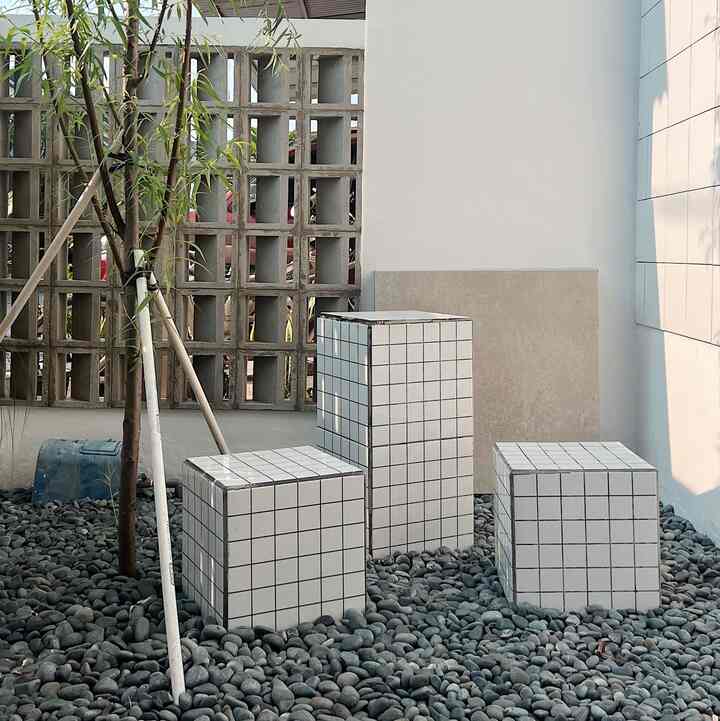 Hangout baru.

Kami ingin mengenal ruangan baru, tempat nongkrong baru kami 😄😜 letaknya di depan rumah kami. Awalnya ini adalah taman basah, kemudian karena cukup malas dengan perawatannya, akhirnya kami ubah menjadi taman kering. Jadi tempat Pak Suami kalau kumpul bersama teman-temannya saat sedang memperbaiki mobil 😄

Modalnya cukup
- kursi kubik (ini DIY saya)
- batu koral
- pohon liang liu 

Semoga bermanfaat :)

#teras #terasminimalis #tamankering #terasminimalis #ideteras #idetamankering #tamanjapandi #idetaman