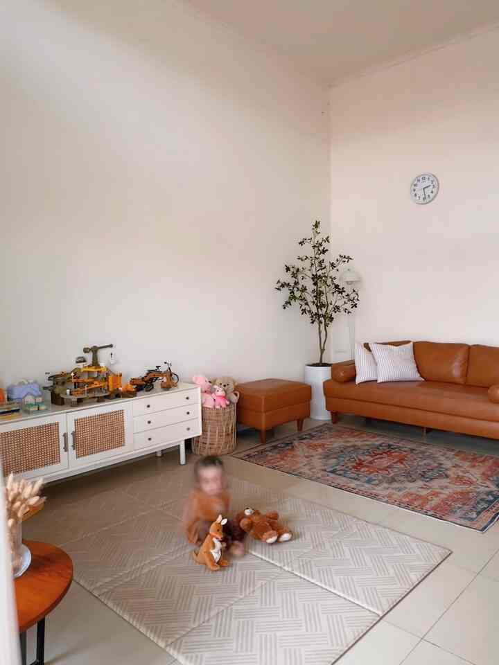 Material dan Furniture Ramah Anak 👶🏠🚼🤍🍼

Karena anakku semakin besar dan butuh space yang lebih luas, jadi aku relayout living room ini, yang menyatu dengan ruang main anak. Agar anak bisa lebih leluasa bermain, tapi ruangan tetap rapi dan estetik.
Di sini aku pilih matras empuk dan cukup tebal untuk anak bermain, dan karpet dengan anti-slip di sebelah nya (detail di slide 5). Karpet dan matras ini ga mudah bergeser sehingga anak lebih aman saat bermain.
Aku juga letakkan lemari rendah untuk meletakkan semua mainan anak, agar mudah dijangkau dan tersusun rapi.
Selain lemari rendah ini, juga ada lemari kecil yang ramah anak, di mana semua sudutnya curve dan tidak tajam.
Bagi teman- teman yang ingin membuat ruangan yang aman dan ramah anak, bisa gunakan bahan yang aman seperti matras empuk dan anti slip, juga furniture dengan sudut tumpul untuk mencegah anak cidera.

#MatrasAnak #KarpetAntiSlip #RakMainanAnak #FurniturSudutTumpul #RumahRamahAnak #PlayRoomAnak
