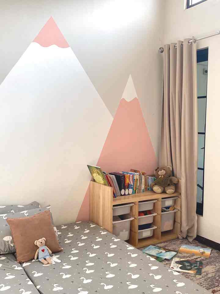 Inspirasi Kamar Anak

Area kamar anak tentu haruslah dibuat senyaman mungkin dan juga ramah anak agar anak betah untuk istirahat dan aktivitas dikamarnya. 
Salah satu usaha untuk membuat anak tertarik dan nyaman di kamarnya, kami memberikan mural simple pada dinding anak berbentuk gunh, rak mainan yang multifungsi sebagai rak buku, kemudian menambahkan karpet minimalis. 

#rumahramahanak #cattembok #rakmainankayu #rakbukuanak #karpetminimalis #mainananak #bonekaanak #inspirasikamaranak #kamaranak #kamaranakminimalis #dindingkamaranak