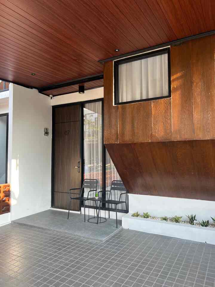 Terrace ✨

Menikmati sore hari yang cerah menjelang long weekend. Ada beberapa yang tanya tentang details keramik yang aku pakai di teras dan carport, kindly check the product in this post 📷

#BruwnHouse
#IndustrialHouse
#HomeDecor
#HomeInspo
#Facade
#RumahIndustrial
#RumahCluster
#70sqm