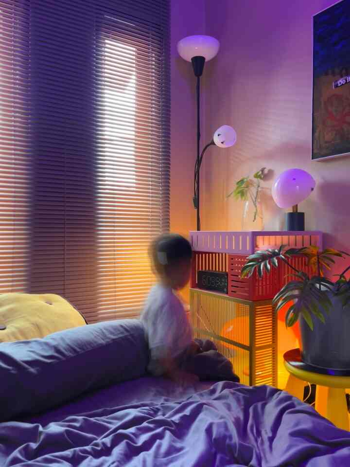 Kalo keponakan dateng paling suka dia main dikamar atap. Dikamar ini aku pilih furnitur dan material yang ramah buat anak kecil. Dari mulai lampu-lampu yang aman karena berbahan plastik dan fortable, dan beberapa item dekorasi dengan warna-warna menarik yang tentu banyak disukai anak-anak ✨

#MaterialEstetik
#WarnaCatRumah
#LampuEstetik
#AmbientLight
#SudutNyaman