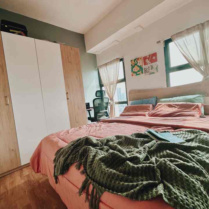 Selamat datang di ruang bobo utama #bubuapato 💜🩵💙

Selain untuk istirahat, kamarku juga digunakan sebagai tempat aku dan suami bekerja. Makanya ada mejanya juga! 🤣
Selain menggunakan warna putih untuk dinding, saya juga menggunakan warna baby blue yang agak abu-abu, sehingga ketika saya bekerja, saya tidak melihat dinding berwarna putih polos seperti itu. ✨✨✨

Oia, semua furnitur di sini kebanyakan dari #Informa Saya beli satu set. Namanya Ohanna Seth. Naahhh, ini tips buat kamu yang mager custom tapi ingin furnitur senada. Beli 1 set saja seperti ini, selain lengkap, identik dan jauh lebih murah dari satuan!👍👍👍

#kamartidur #bedroomideas #bedroomdesign #materialkamartidur #idekamartidur