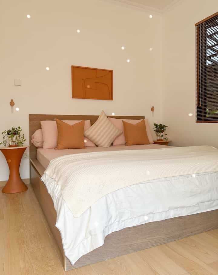 Earth tones are never wrong. They make the room look warmer and cozier. 

#bedroom
#earthtone
#terracotta
#ikea
#bedroom
