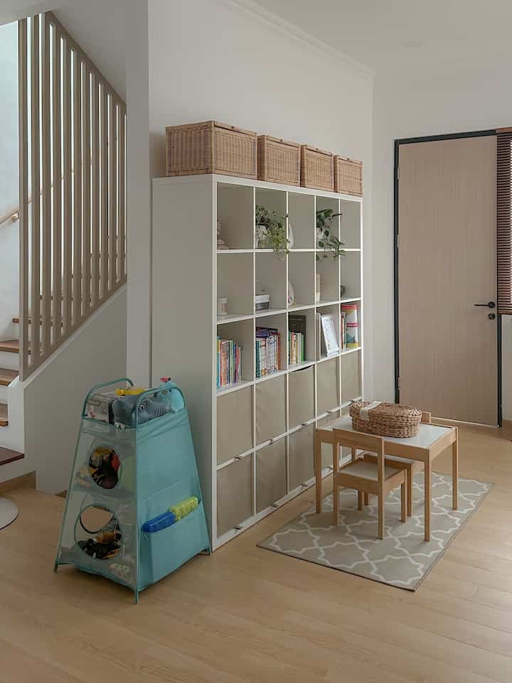Di area inilah kami menyimpan mainan anak-anak. Pilihan kami adalah menjadikan IKEA KALLAX menjadi toy storage dengan box-box iKEA KOSINGEN di dua row terbawah sehingga mempermudah anak-anak menyimpan kembali mainan-mainan mereka setelah selesai dimainkan. Lalu buku-buku bacaan mereka juga diletakkan dilemari rak KALLAX ini. Dan juga ada meja dan kursi IKEA LATT untuk melakukan aktivitas menggambar, bermain, membaca diarea ini. 

#ruangbermainanak
#lemaripenyimpananmainan
#rakpenyimpanan
#rakbukuanak
#ruangbacaanak
#rumahramahanak