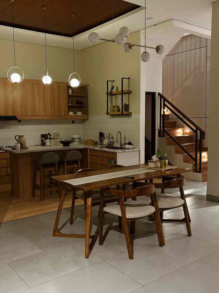 Suasana malam hari yang temaram di casa de kath #nightvibe #desainrumah #livingroom #openspace #depok #lowbudgetmakeover