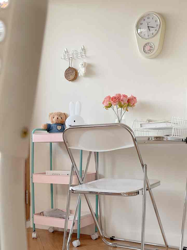 Ruang kerja mungil 

Karena spacenya sempit aku akalin area kerja ini pakai meja lipat & kursi lipat jadi bisa space saving juga walaupun minimalis banget tapi aku suka & nyaman 

#ruangkerja
#minimalis 
#spacesaving
#roomdecore
#home
#koreanstyle
#koreanhouse 