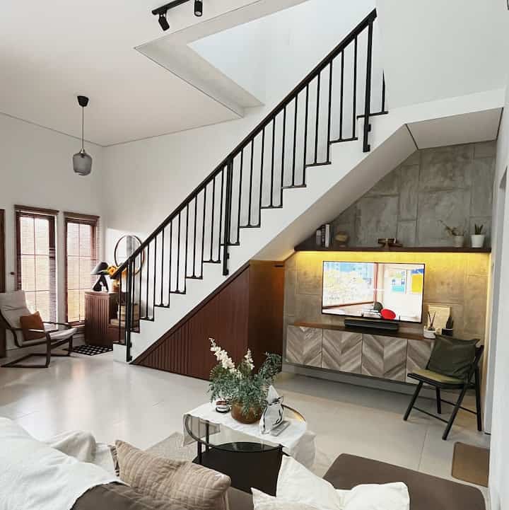Biasanya kurang dari 1 bulan area living room ini sering kita rubah layout atau dengan cara ganti cushion cover, karpet, table runner & juga perintilan lainnya. 


#livingroom #ruangkeluarga #homestagram #homesweethome #ideruangkeluarga #ruangTV #rumahminimalis