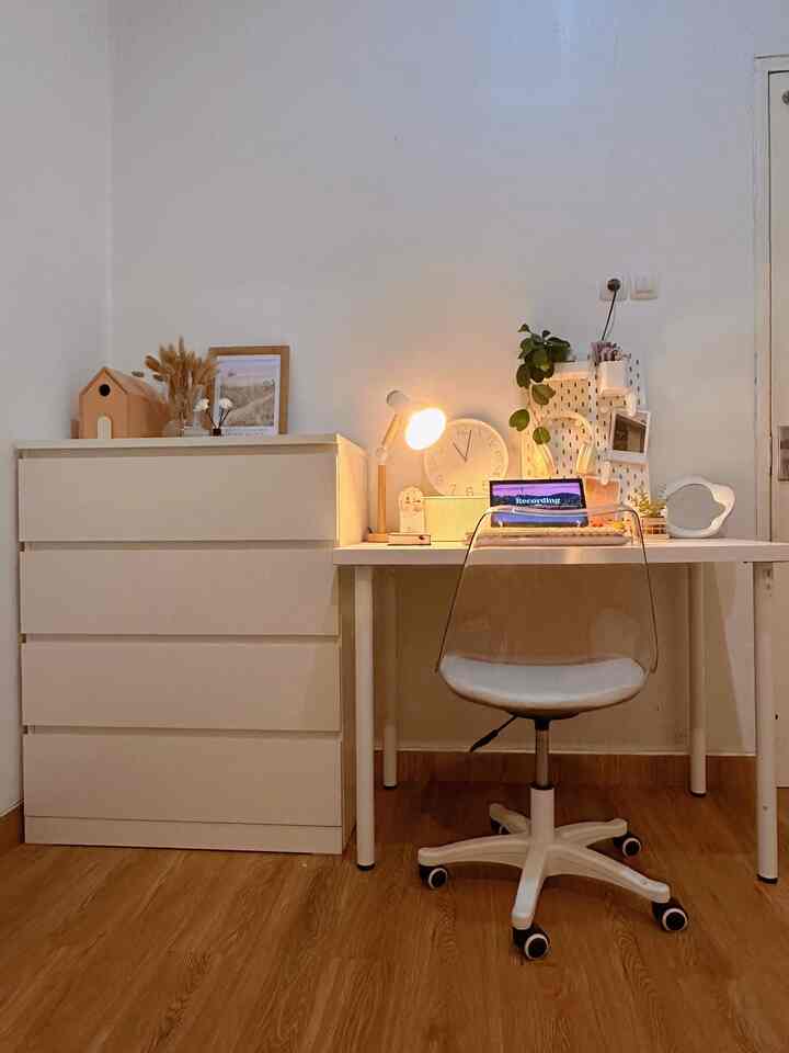 
Suasana malam hari di meja kerja. Desk setup ini dominan warna putih, dari meja, kursi, drawer, dan beberapa aksesoris. Supaya ga monoton, aku tambahin beberapa dekorasi dengan warna yang masih sesuai dengan color pallete🤍
#DeskSetup #MejaKerja #MejaBelajar #NightVibe #Ikea #HomeOffice #IdeDekorDesk