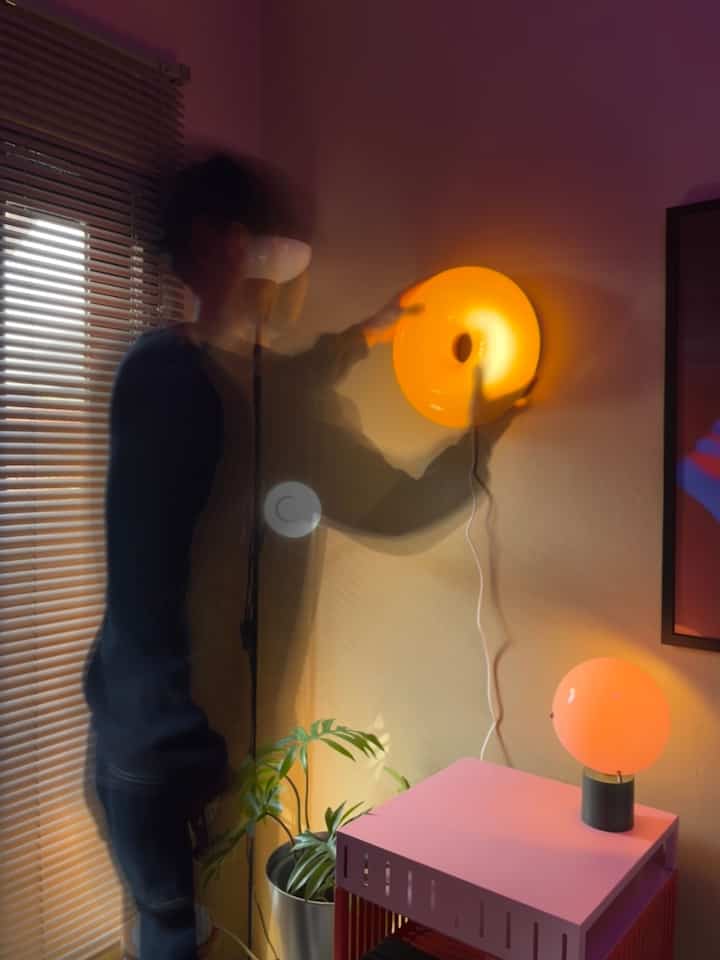 Barang favorit tentu saja lampu! 🌟 
Cahaya hangat yang bikin suasana kamar jadi lebih cozy dan nyaman. Dengan desain yang unik dan warna yang bisa diatur sesuai mood, lampu ini benar-benar item dekorasi sempurna untuk mengisi kamar atap 🛋️✨ 

#BarangFav 
#WarnaCatRumah
#LampuKamar 
#CozyVibes
#AmbientLight
#KamarAtap
#StylingCorner