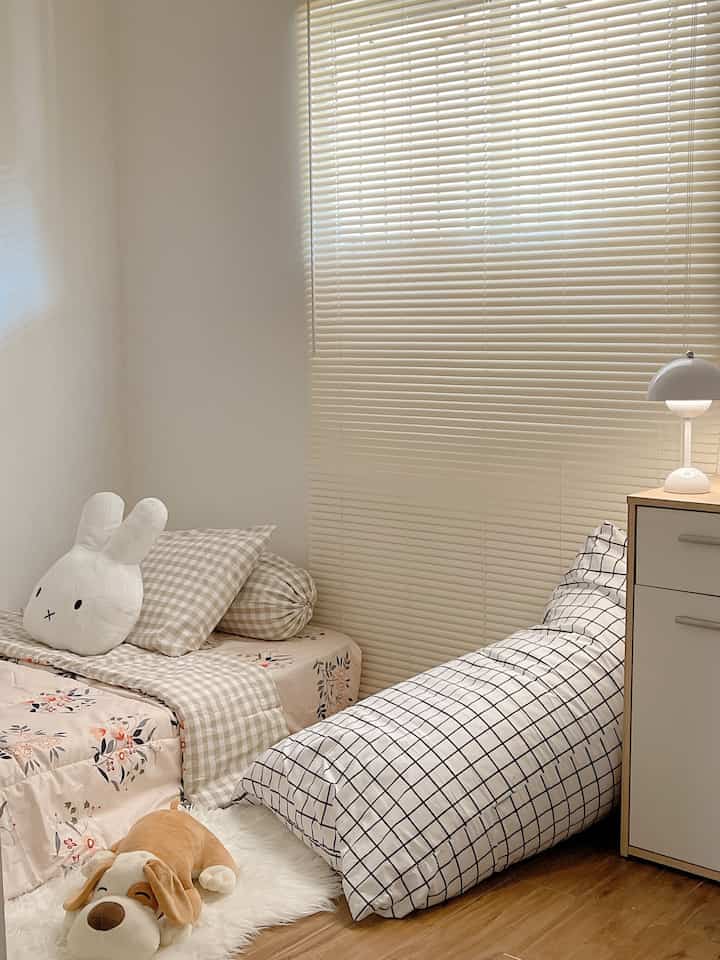 Kamar gadis 
Kamar anak saya dihias sesederhana mungkin dan tidak banyak barangnya, yang ada hanya meja belajar, kasur bean bag, lemari pakaian, rak buku biar lebih aman karena saya tahu anak-anak suka, pokoknya punya 😁, aku pilih kasur biar lebih savety dan karpet wool yang lembut buat anak-anak nyaman buat gorden, aku pakai yang gulung biar lebih rapi kalau pakai tirai kain, aku suka sembunyiin nyamuk hehe pakai jotun skylight.
Demikian sekilas tentang kamar anak yang jarang dipajang karena sangat minimalis dengan ukuran 3X2, semoga menginspirasi. 

#kamaranakcewek
#minimalis
#lukisan rumah
#tempttiduranak 
#dekorasi ruangan
#kamar tidur
#rumah korea
#rumahramahanak