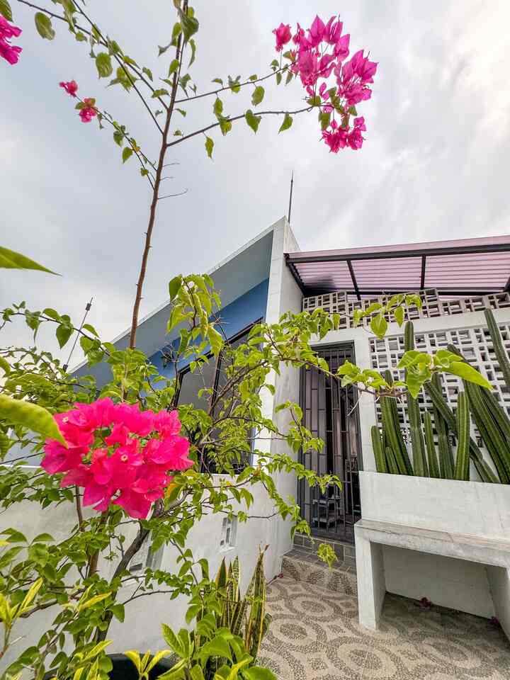 Finding peace and serenity above it all. ✨

tujuan awal kami membuat rooftop adalah untuk berkebun mengingat kami tidak cukup memiliki lahan lebih. perkembangan selanjutnya di area rooftop akhirnya ada bagian yg kami peruntukkan sebagai taman kering dan sebagian lagi kami jadikan area berkebun buah. 

senang rasanya bisa panen kecil2an dari kebun sendiri. apalagi tanaman buah yg kami tanam dalam pot tersebut untuk memanennya sangat mudah, tinggal petik saja. 

semoga ide berkebun di atap ini bisa menginspirasi tetangga yg sama2 memiliki lahan terbatas seperti
kami 🤗


#rooftop #kebunatap #rooftopidea #gardening #urbangardening #OHouseS8 #periode2 #week1