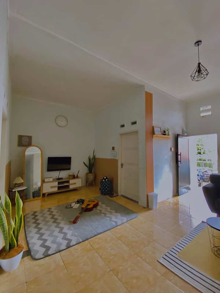 Rumah open space bagi kita termasuk rumah ramah anak karena anak bisa dengan leluasa mengekspresikan diri nya tanpa hambatan sekat sekat ruangan. Sehingga saat aku sibuk didapur pun masih bisa untuk memantau aktifitas anak.
ruang keluarga inilah yang paling favorite bagi anak dirumah teduh, aku desain di kiri kanan wallbatten memberikan kesan homey dan tanaman hidup agar udara diruangan ini lebih segar.
#wallbatten
#rumahcatrumah
#rumahramahanak
#ruangkeluarga
#rumahopenspace