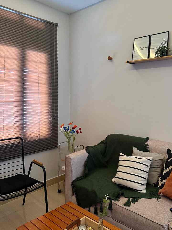 Material kayu, menambah kesan hangat pada ruangan✨

Di ruang tamu ini, banyak menggunakan furniture dan beberapa hiasan dekorasi dari kayu seperti meja, tray, tempat tisu dan ambalan. 
 
Pilih furniture kayu yang sesuai dengan konsep ruangan, tambahan selimut hijau dan cushion teracota pada sofa menciptakan tema scandi di ruangan ini.

#MaterialEstetik
#MaterialKayu
#scandinavian
#rumahminimalis
