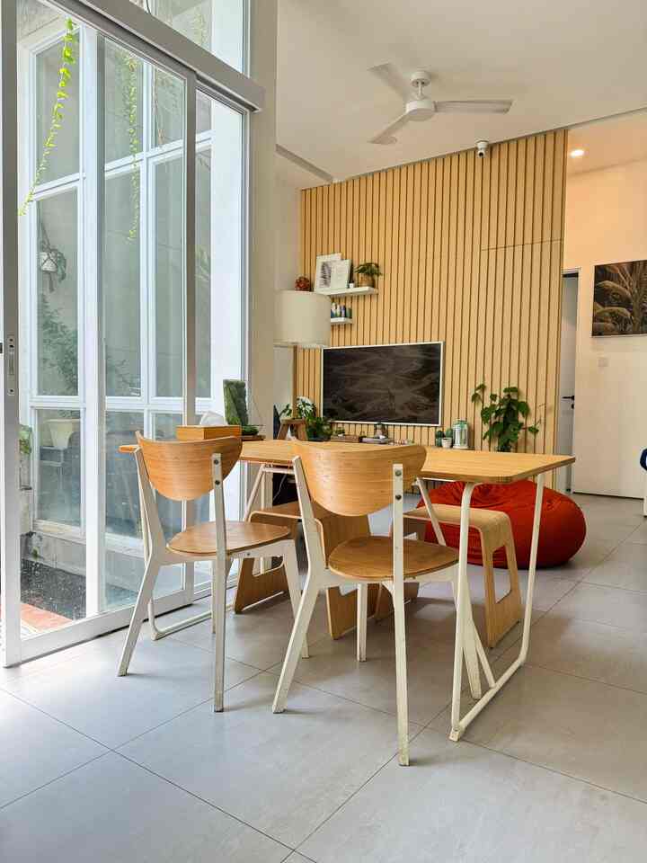 Salah satu furnitur ramah anak ✨

Ketika memilih furnitur untuk rumah kami, salah satu hal yang kami pikirkan adalah yang ramah anak, dan inilah salah satunya yang ada di ruang makan:

Ini adalah meja makan yang kami beli di ikea pada waktu yang berbeda, dan tidak dalam satu set yang sama. Mejanya sepertinya sudah discontinued dan di product tag, saya ganti yang mirip.

Kenapa ini termasuk ramah anak?

* tidak ada sudut tajam
* terbuat dari kayu dan besi dan tidak mudah pecah/rusak
* sangat mudah dibersihkan dan tidak licin
* tidak menggunakan taplak menjuntai (potensi ditarik anak balita merangkak/merambat/berlarian dan dapat menyebabkan atas meja jatuh menimpa anak)
* kolong terlihat jelas (tidak berbahaya ketika anak bermain di bawahnya)

Namun seramah-ramahnya furnitur, kita juga harus tetap membersamai anak saat main ya parents 😘 semoga menginspirasi 🤗

#mejamakankeluarga #diningroom #rumahramahanak #diningandkitchen #mejakayu #mejamakan 