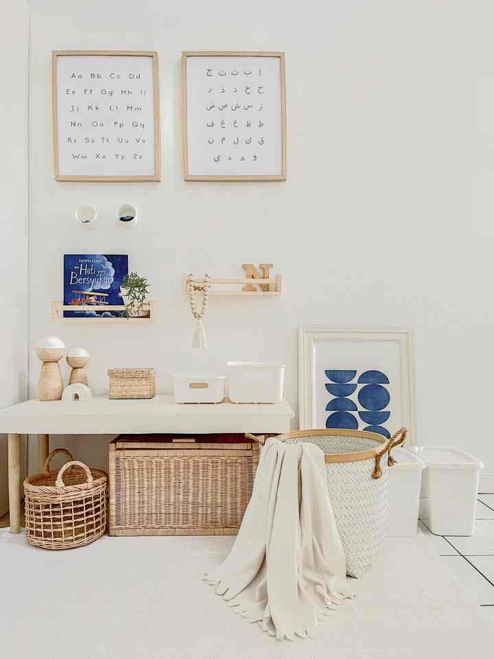 Ini adalah play area anak2 kami. Di sebelah kiri ada lemari buku, dan biasanya anak2 membaca juga di area ini. Untuk melengkapi dekorasinya yang sesuai fungsi, saya menambahkan beberapa storage rotan dan storage berwarna putih untuk menyelaraskan dengan tema rumah. Juga ada wooden frame berisi poster alphabet dan hijaiyah sebagai sarana belajar anak kami 🤍

#RumahRamahAnak
#MejaBelajarAnak
#KamarAnakLakiLaki
#PlayroomArea