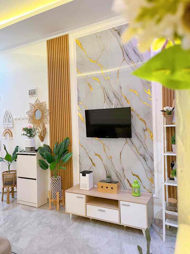 Backdrop TV ✨

Backdrop TV ini kami bikin sendiri menggunakan UPVC marmer yang di padukan dengan wallpanel. Kami menggunakan marmer UPVC putih dengan liat gold dan wallpanel berwarna serat kayu. 

Untuk pemasangan cukup mudah untuk marmer di temeol menggunakan lem sika dan wallpanel di tempel menggunakan lem silent.

Semoga menginspirasi 🤗

#BackdropTv
#MakeoverBackdropTv
#RuangTv
#RuangTamu
#Aesthetic
