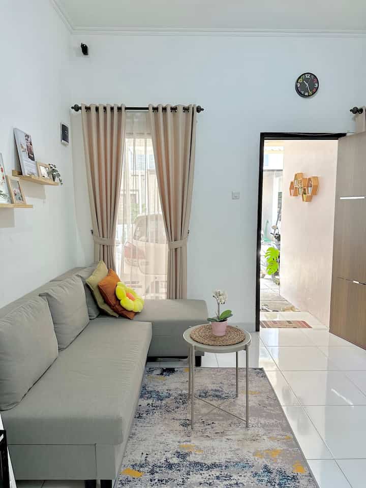 Material di rumah yang bikin nyaman dan estetik yaitu
Di area Living Room ada gorden dengan bahan linen berwarna netral, lalu untuk dinding aku memilih cat warna putih supaya terlihat lebih luas meski dengan area yang terbatas.
Untuk area Kitchen aku memilih material HPL pada kabinet Kitchen Set, lalu granit slab pada top table, tak lupa menambahkan aksen kisi kisi pada salah satu kabinet Kitchen Set agar terlihat lebih estetik 😍

#KitchenSet #KabinetHPL #WarnaCatRumah #TopTableGranit #MaterialEstetik
#GordenLinen #Dapur #dapurantik #livingroom #kitchen #hplaica #hpl 