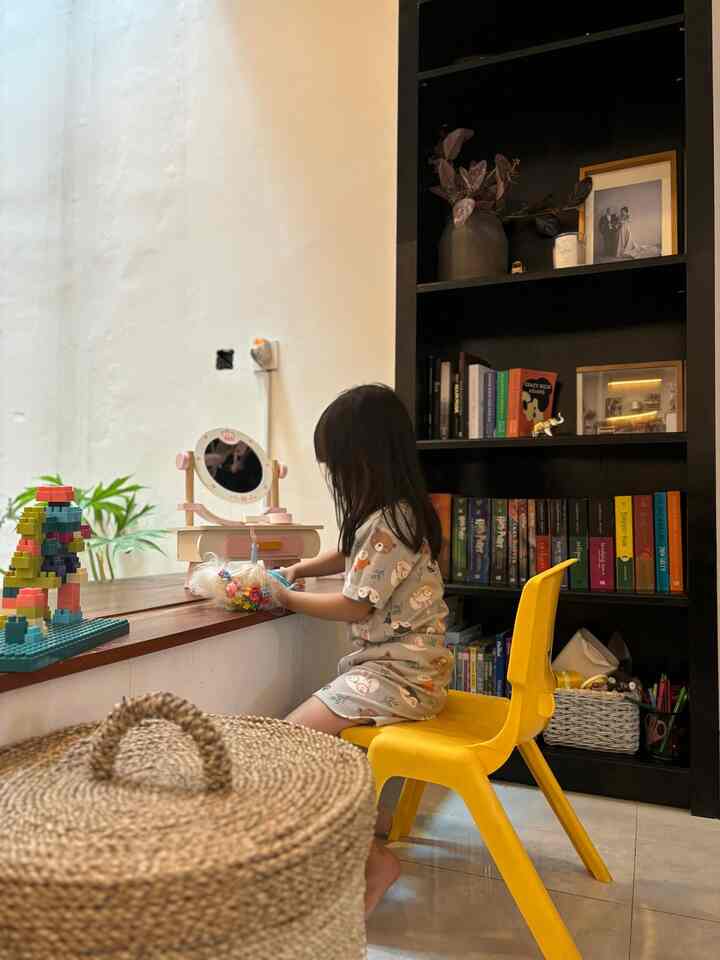 Di rumah ini memang tidak ada area khusus playroom, tapi, spot favorit bocil untuk main ya di pojokan ini. 
Di area ini ada bench kayu yang bisa dimanfaatkan bocil sebagai meja. Lemari sampingnya diisi buku-buku favorit dan perlengkapan art and craft. Kami memastikan semua barang anak berada di level yang mudah dijangkau oleh anak. Material yang dipakai seperti cat dinding juga dipastikan yang mudah dibersihkan, karena rentan sekali kena coretan atau cat, bahkan noda makanan.
#rumahramahanak #warnacatrumah #playroomanak 