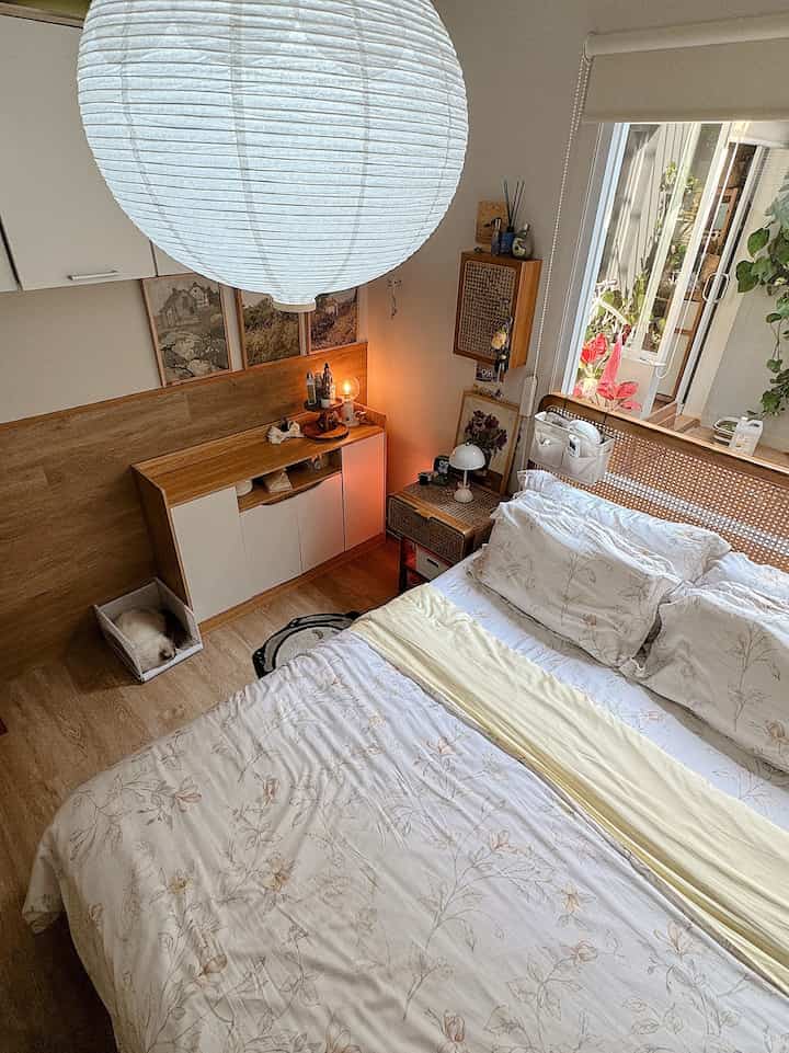 material yg membuat rumah nyaman dan estetik di #kylehome adalah vinyl. Soalnya aku tipe yg ga bisa injek ubin dingin. Jadi setelah pake vinyl ga ribet pake sendal rumah lagi.

Tapi selain itu ada beberapa ruangan yang tetep aku pake keramik. Contohnya di laundry room ini. Aku pake keramik atena tile espana wood warna light crema ukuran 30x60cm. Looknya kaya kayu jadi matching banget sama vinyl yg aku pake.

Alhamdulilah pemakaian dari 2019 masih awet sampe sekarang

#MaterialEstetik #vinyl #materiallantai #keramiklantai #materialrumah