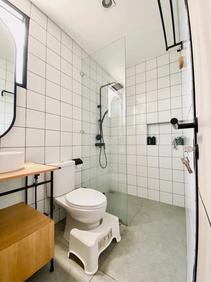 Halo Tetangga ✨

Toilet lantai bawah ini lebih sering digunakan oleh anak-anak kami, maka kami menggunakan material dan bathroom essential yang ramah anak.
Lantai toilet ini kami menggunakan jenis granite tile matte embossed yang tidak mudah licin, untuk menghindari anak-anak jatuh di kamar mandi.
Pijakan toilet juga memudahkan anak kedua kami yang sedang belajar toilet training, kakinya tidak menggantung saat duduk di toilet.
Shower set juga kami pilih yang ramah anak. Hand shower yang adjustable memudahkan anak-anak untuk mengambil dan meletakkan dengan rapih kembali.

#InspirasiKamarMandi #MaterialKamarMandi #LantaiKamarMandi #PijakanToilet #ShowerSet #KamarMandiRamahAnak #RumahRamahAnak