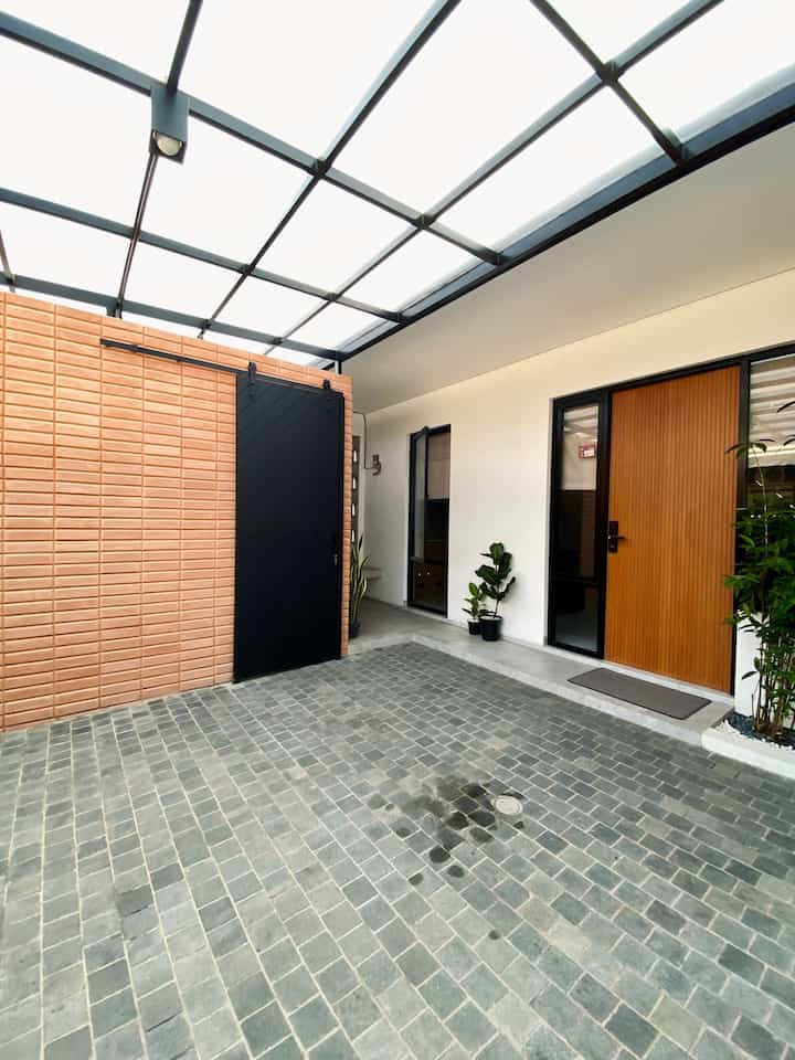 Halo tetangga ✨

Ini adalah carport rumah kami. Ukurannya tidak begitu besar, hanya 4 x 5 meter.
Cukup untuk 1 mobil dan 2 motor.
Lantai carport kami pilih batu andhesit 10x10 cm.
Looksnya yang unfinished dan minimalis sangat cocok dengan tema rumah kami. Batu andhesit juga sangat low maintenance dan awet, sangat recommended.
Atap carport menggunakan besi hollow warna hitam dan atap polycarbonate yang solid, cahaya matahari bisa masuk sehingga rumah jauh dari lembab.

#InspirasiCarport #MaterialCarport #CarportMinimalis #CarportIndustrial #LowBudgetDecor #LantaiCarport #RumahMinimalis #InspirasiRumahMungil