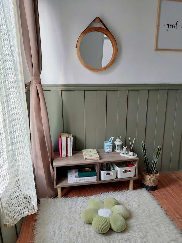 Ruang Belajar & Me Time🌻

Ruang Belajar Mungil ini letaknya ada dipojokan kamar rumah, sengaja dibuat saat ini untuk ruang belajar dan ruang ‘me time’ dirumah.

Karena spacenya terbatas, kami lebih memilih menggunakan Meja Lesehan dan Karpet Fluffy Raspur sebagai alas duduknya, ditambah Bantal bunga agar lebih nyaman.

Untuk dekorasi meja, kami memang menyimpan barang yang perlu dan sering digunakan saja, seperti beberapa buku yang masih kami baca, makanan ringan, alat tulis, dan diffuser sebagai pewangi ruangan.

Kalau kalian lebih suka simpan barang apa dimeja belajar?

#mejabelajar 
#mejabelajarlesehan
#mejalesehan
#ruangbelajar
#studyroom
#studyroomminimalis
#ruangbaca
#pojokruangan
#wallbatten
