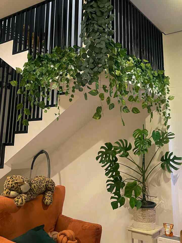 Salah satu spot rumahku yang ramah anak adalah bagian tangga. Dimana tangga ini dibuat full railing sehingga memimalisir bahaya untuk anak-anak

#rumahramahanak #kidsfriendlyhome #tanggarumah #tanggafullrailing 