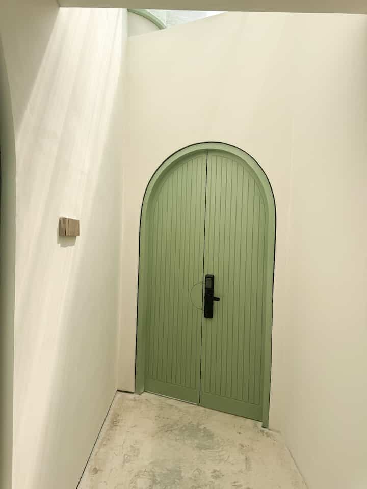 [Before After Ala Zenhouse]

Ketika rumah kami @zenhouse.id ini jadi, memang untuk interiornya belum sepenuhnya jadi. Makanya kami menyebut @zenhouse.id sebagai rumah tumbuh.

Dimulai dari area foyer, foto pertama diambil di minggu pertama kami tempati, Juni 2024.

Foto kedua kami ambil 2 minggu lalu. Udah mulai terisi rak sepatu & bench yang bisa dipakai untuk menggunakan dan melepas sepatu. Terus yang paling menyenangkan, pas kami main ke Informa, kami menemukan cermin yang satu tone warna sama rumah. Happyyyy😍😍😍

Lanjut foto ketiga, cermin di kamar mandi awalnya bisa nyala tapi 24/7. Jadi utk penghematan, kami ganti cermin yang pakai LED touch screen🥰 dari segi bentuk pun berbeda, bisa dicheck di slide 4 yaa keluarga @zenhouse.id.

Kemudian kami juga menata ulang kamar utama, dimana awalnya masih tanpa kaca dan sederhana jadi ada tambahan aksen kayu serta cermin full body. Adanya cermin ini bikin kamar makin keliatan luas😍

Lalu untuk area depan lemari, yang awalnya masih berupa dinding polos kami alokasikan menjadi tempat storage Ghaizan beserta kotak mainannya. Ini adalah salah satu cara kami agar Ghaizan merasa “belongs to this house” krn ada section tersendiri untuk barang-barangnya🤗🫶🏻

Next, insyaaAllah kami akan mulai fokus ke area innercourt, family room, laundry area, dan mini garden dekat carport. Doakan agar ada rezeki untuk segera mempercantik rumah kami ya keluarga @zenhouse.id✨

Save & share ke temen kamu yang butuh inspirasi ini! Next ada request mau bahas apa? 🌼✨

#beforeafter #rumahanak #rumahramahanak #rumahtumbuh #inspirasirumahminimalis #homedecor #foyer #kamarmandi #kamartidur #homeinspo