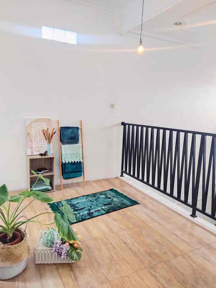 ✨ Tempat Ibadah Nyaman ✨

Tempat sholat di rumah ini berada di selasar mezzanine di lantai 2, karena memang hanya di sini lah tempat yang tersisa, ehehehe.
Belum bisa dikatakan cantik dan aesthetic, karena dekorasi di sini masih sangat minim, mengingat ini memang bukan ruangan khusus yang tertutup, melainkan menyatu dengan ruang tv di belakangnya.
Hanya ada perlengkapan sholat, ladder hanger, rak kecil untuk menyimpan al-qur’an, dan sedikit dekorasi untuk memaniskan suasana.
Aku masih punya mimpi membangun tempat sholat yang lebih cantik dan tertutup di rumah ini, semoga saja suatu saat nanti bisa terwujud, aamiin 🩵

#TempatIbadah
#PrayerRoom
#TempatSholat
#MushollahDiRumah
#TempatIbadahNyaman