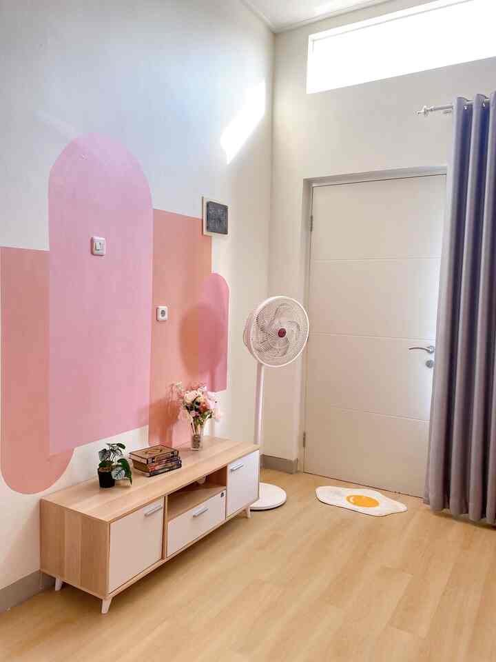 Ruang tamu keluarga kami yang tidak terlalu luas ini kami isi dengan furniture bertemakan kayu. Dengan warna yang hampir mirip dengan SPC yang dipakai. Tidak lupa penambahan aksesories berupa vas bunga untuk menambah kecantikan ruangan 💕


#ruangtamukeluarga #livingroomideas #ruangkeluarga #openspacehome #iderumahsempit