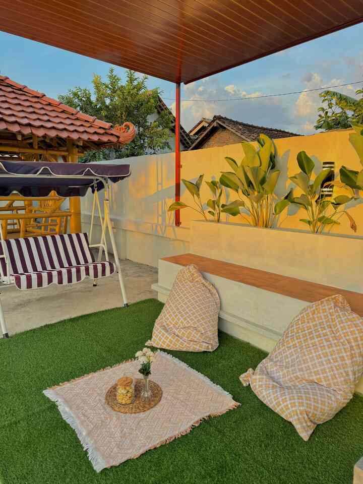 ─ Halaman Belakang; Area ramah anak 👶👧✨

To be honest, sejak dulu aku punya cita-cita memiliki rumah yang mempunyai area outdoor luas supaya anak bisa beraktivitas dengan leluasa di alam terbuka🥹

Di area ini aku bilang ramah anak karena memang dipersiapkan untuk anak, jadi di area ini kami berikan dekorasi :
👉 rumput sintetis, selain aesthetic dan mudah perawatannya, rumput sintetis sangat berguna untuk anak, yaitu untuk melatih sensorik anak
👉 ayunan soleil, ayunan ini lebar dan pendek sehingga aman untuk digunakan main oleh anak-anak, tidak takut terjatuh, dudukannya empuk maka akan membuat anak nyaman 
👉 bean bag, bean bag disini supaya anak nyaman karena empuk 
👉 tanaman calathea, selain aesthetic juga supaya semakin sejuk dengan kibaran daun calathea yang lebar-lebar 

#RumahRamahAnak #AyunanEstetik #AreaBermain #AreaOutdoor #PlayRoomAnak